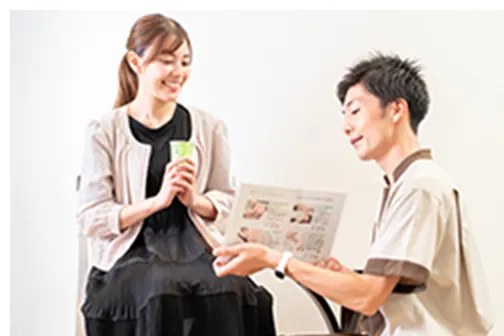 受付で問診票を記入している様子