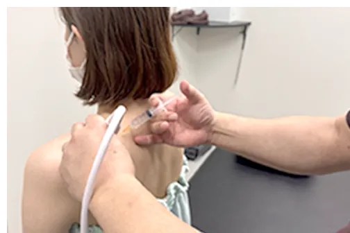 医師による診察・注射治療の様子